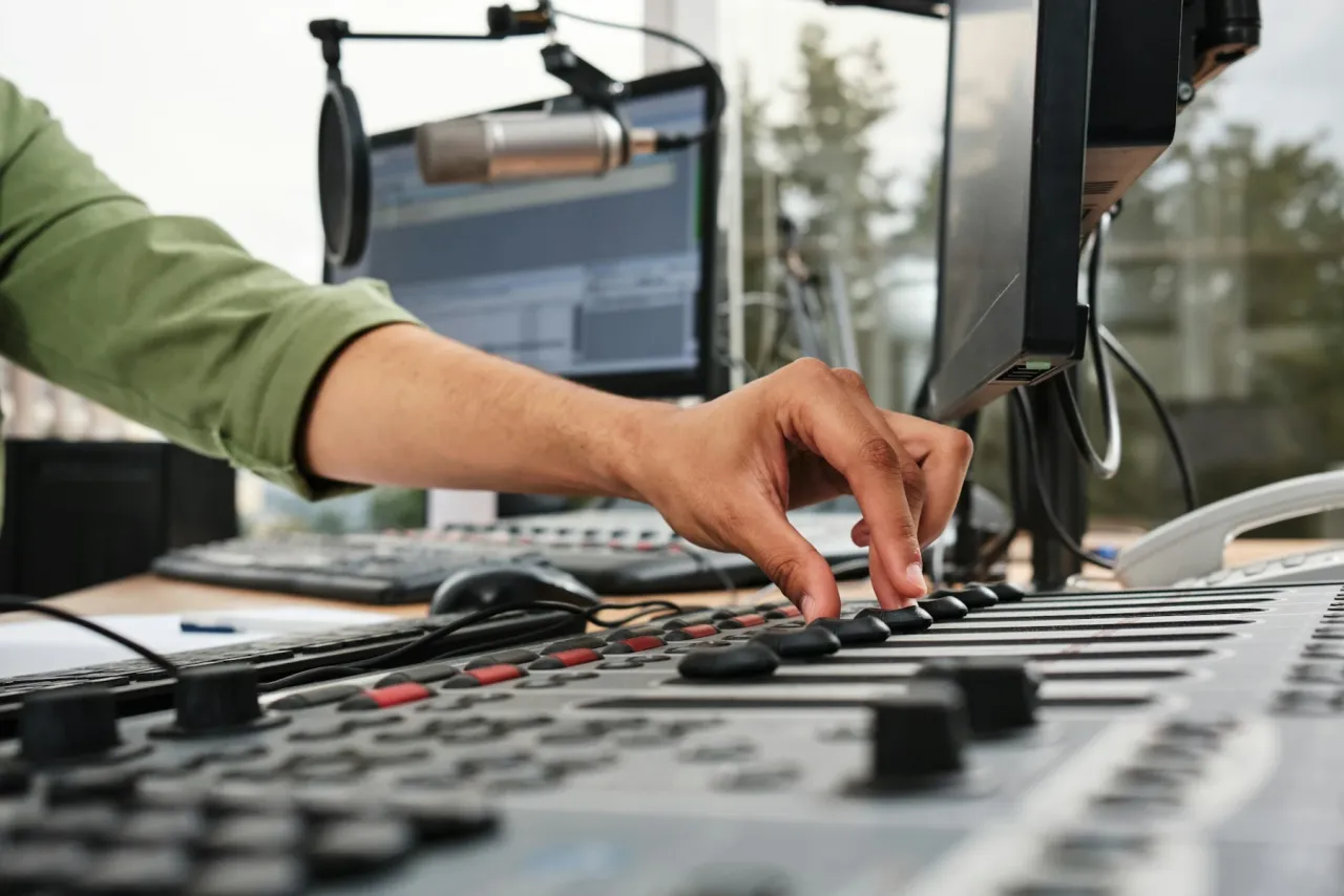 Image de l'article Grève illimitée à Radio France : les syndicats face au refus de négociation de Sibyle Veil