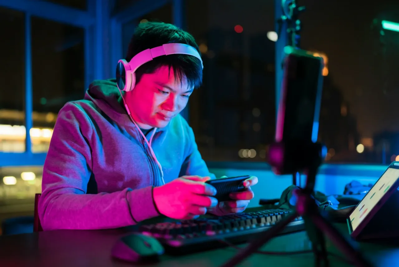Image de l'article Regarder vos compétitions eSport préférées depuis le train: comment assurer un streaming stable sur iPhone