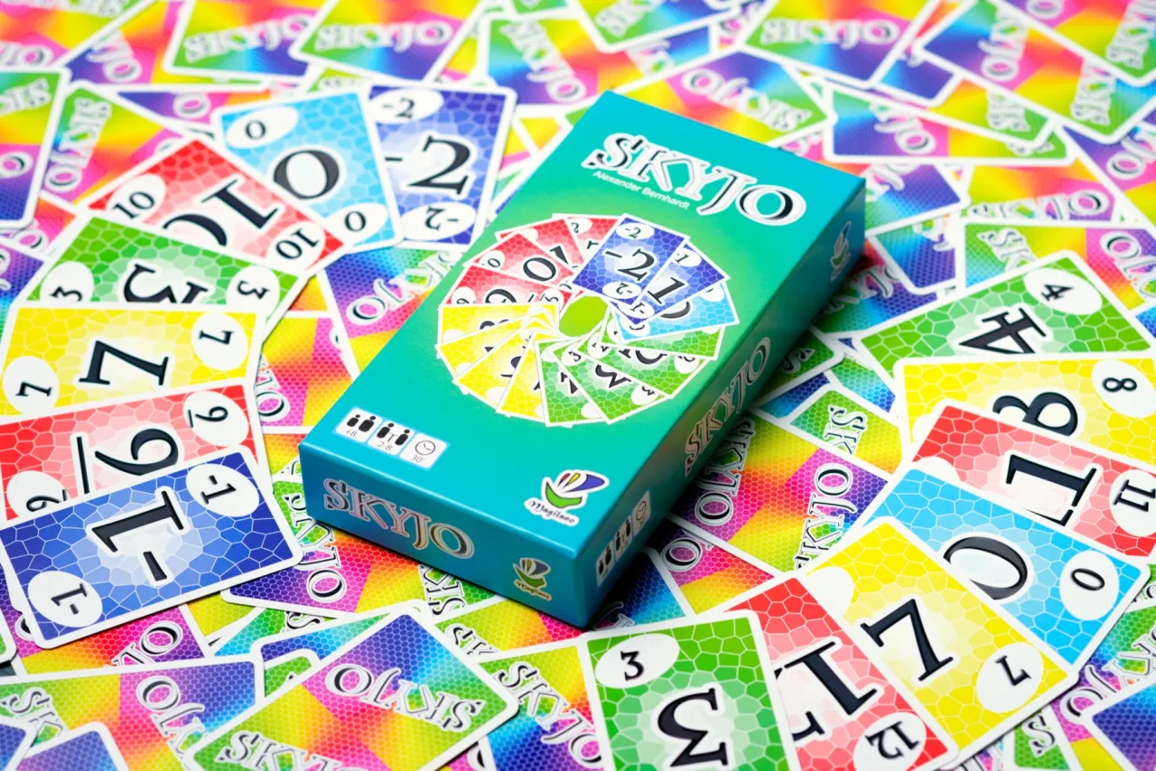 Image de l'article Skyjo en ligne : Comment jouer gratuitement à ce jeu de cartes addictif sur PC et mobile ?