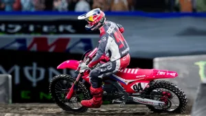 Image du test de jeu vidéo Le test de Monster Energy Supercross 4, faites chauffer vos moteurs !
