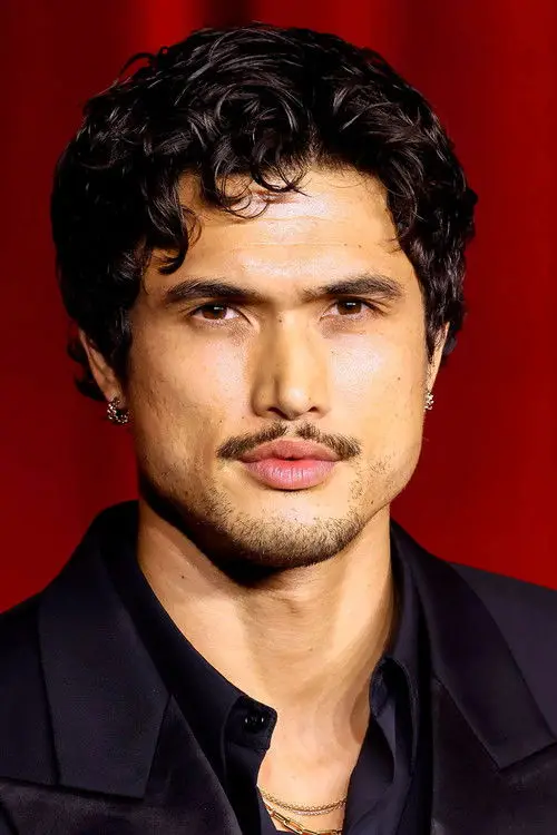 Image de l'acteur Charles Melton Acharnés