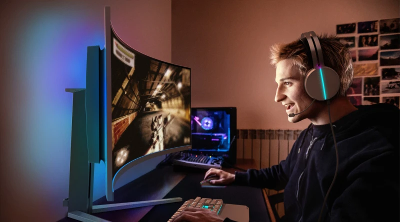 Image Philips Evnia QD-OLED : quand l’écran devient le centre névralgique du setup