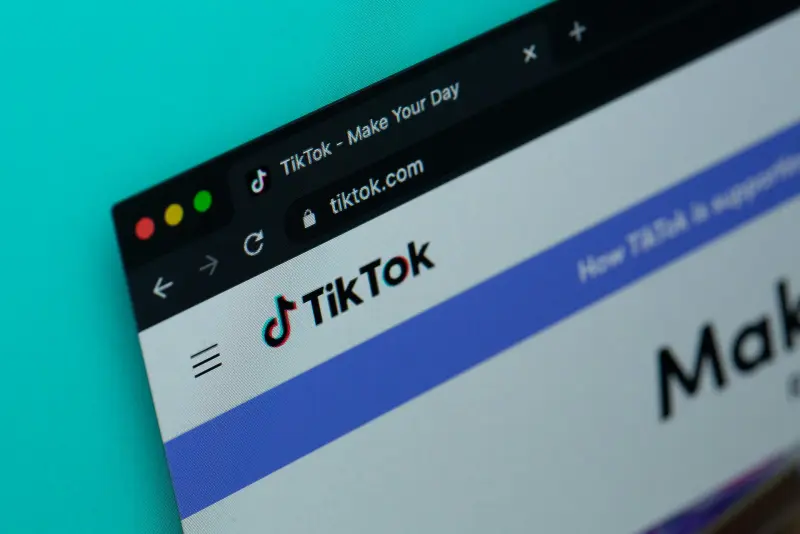 Image TikTok face au RGPD : la justice irlandaise suspend provisoirement les sanctions sur les transferts de données vers la Chine