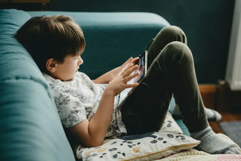 Image de l'article L’Europe veut interdire les réseaux sociaux, les jeux en ligne et les chatbots aux moins de 13 ans