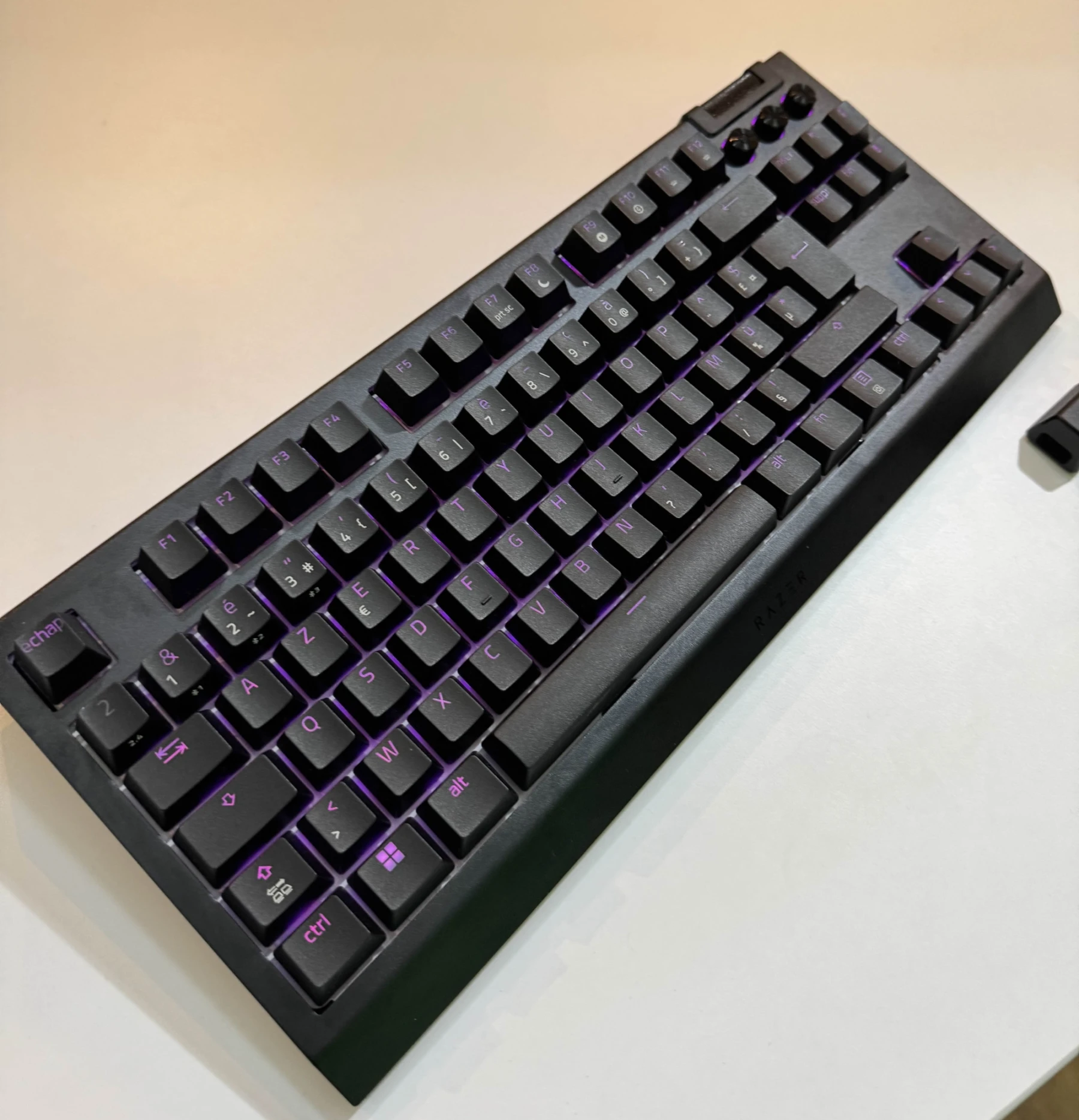 Photo du Blackwidow V4 TKL et son RGB Photo du Razer Blackwidow V4 TKL