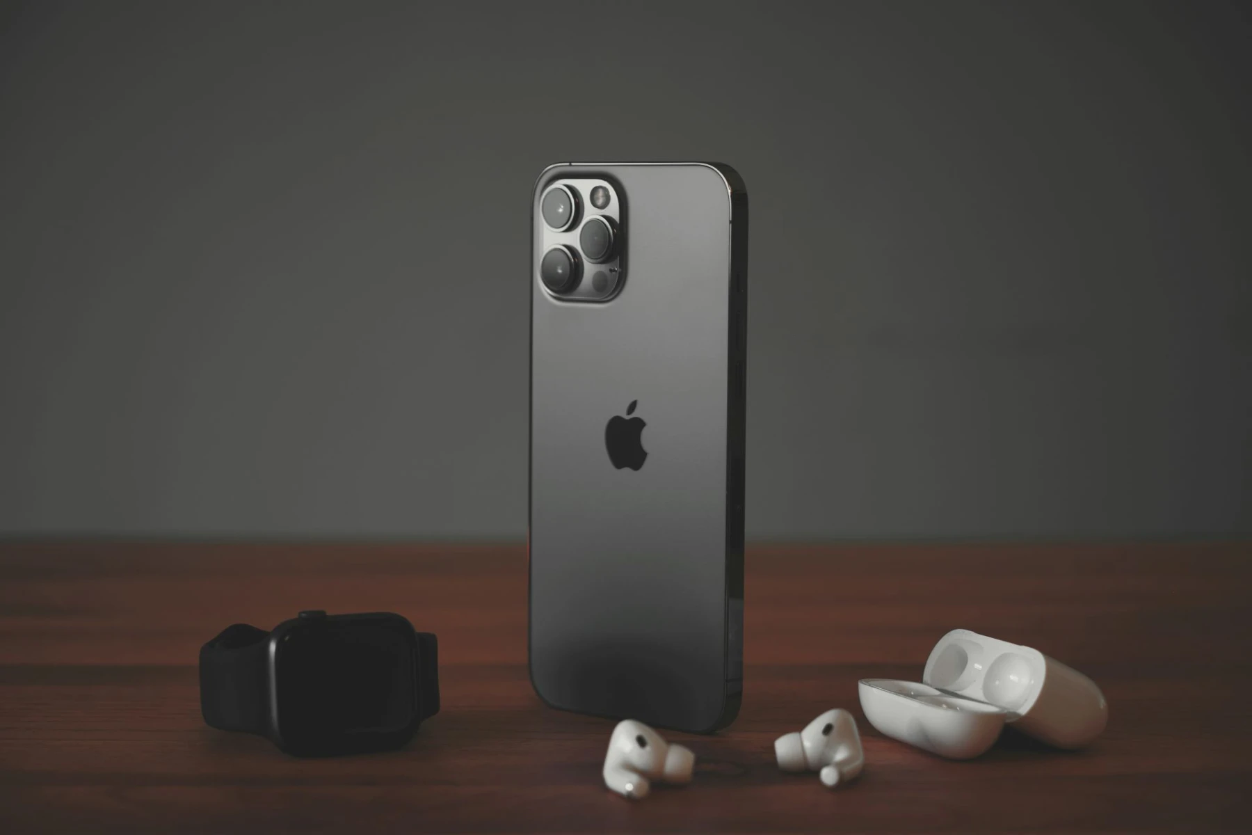 iPhone avec des AirPods et une Apple Watch
