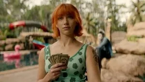 La fille au tatouage de poisson-scie